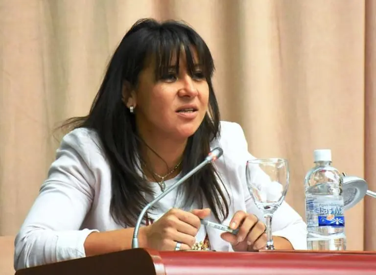 Una diputada posó de espaldas con una camiseta de Messi y se desató una insólita polémica