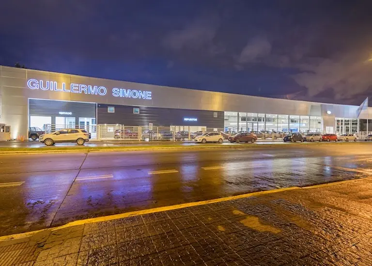 Elena Ford junto a Guillermo Simone en la reapertura del concesionario con los nuevos estándares de la marca