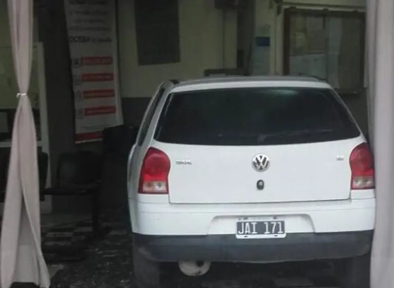 ¡Le saltó la térmica! Cansada de cortes de luz, incrustó su auto en la empresa eléctrica