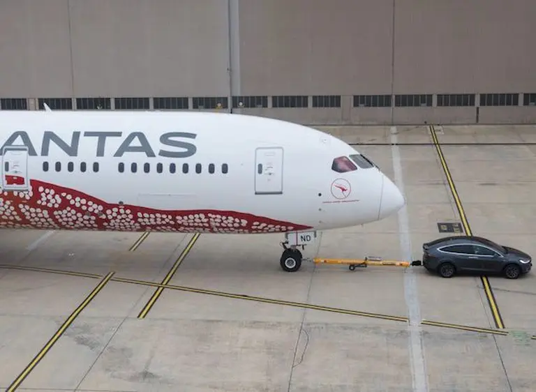 El video que destruye el mito de que los autos eléctricos son débiles: un Tesla remolcó un avión de 117 toneladas