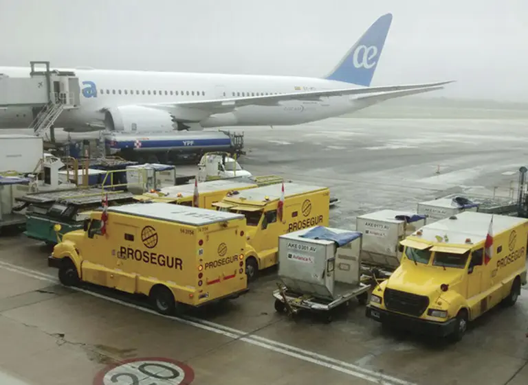 El misterio de los caudales en Ezeiza: ¿hacia dónde van los camiones llenos de dólares?