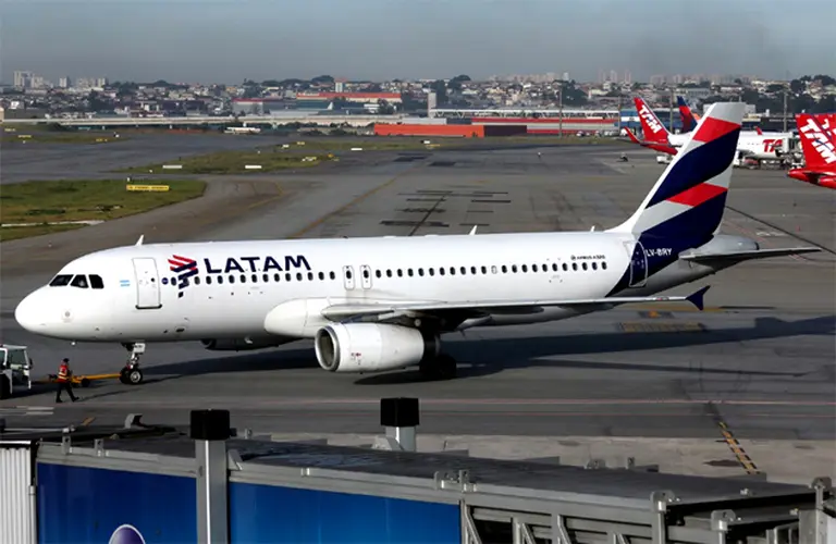 ¿LATAM se va de Argentina?: crece el fuego cruzado con gremios por sugestivos cambios y plan "achique" de la empresa