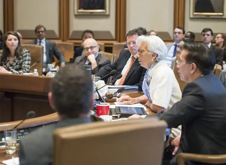 El Gobierno se comprometió con el FMI a iniciar un plan que alivie la dependencia del endeudamiento externo