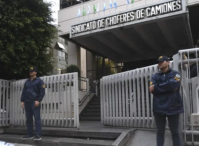 Nuevo allanamiento a la sede de Camioneros por presuntas extorsiones