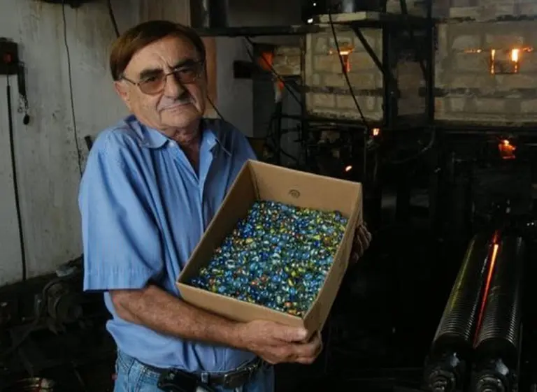 Está en Argentina: la única empresa de bolitas de Sudamérica, al borde del cierre