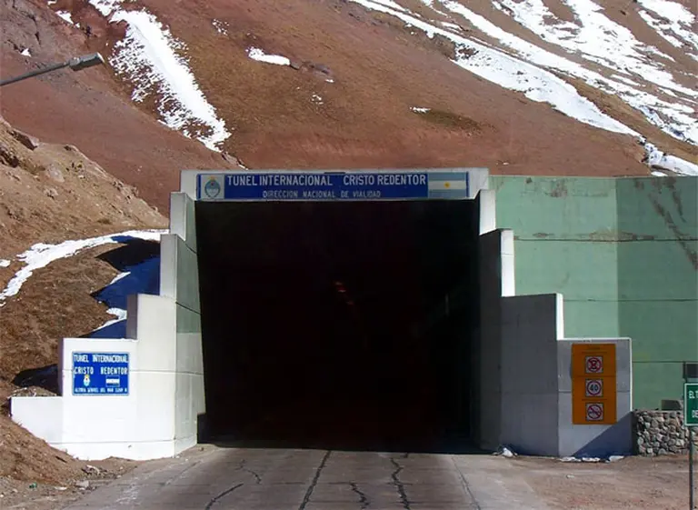 La Argentina y Chile firmaron un acuerdo para ampliar el túnel Cristo Redentor