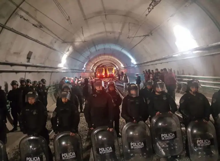 Conflicto en el subte: liberaron a Segovia y se levanta el paro, pero sigue el reclamo por las paritarias