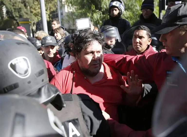 Según el Gobierno, Segovia fue detenido por "interrupción del servicio y resistencia a la autoridad"