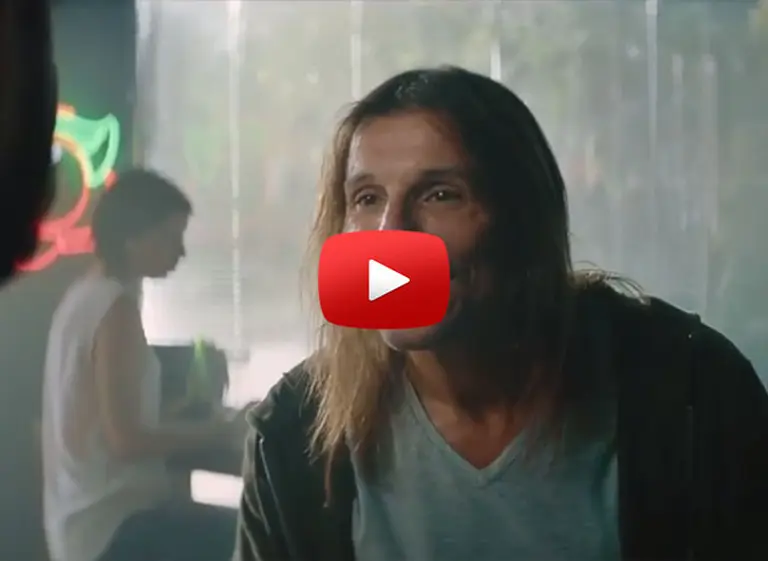 Caniggia se hace pasar por brasileño en una divertida publicidad para el Mundial