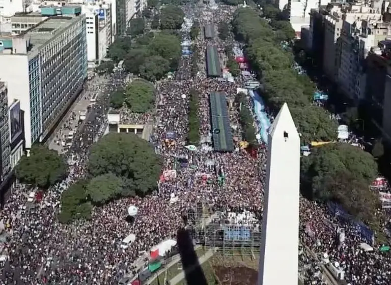 Multitudinaria concentración frente al obelisco unió a fuerzas opositoras en rechazo al acuerdo con el Fondo Monetario Internacional