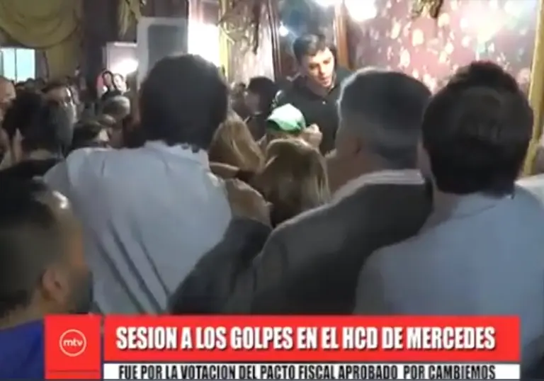 Debatí­an la Ley de Responsabilidad Fiscal y terminaron a los "sillazos"