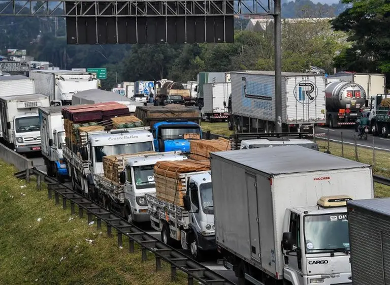 Los camioneros brasileños no dan tregua y apuestan por una "intervención militar"