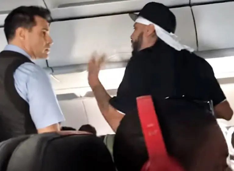 Video: le negaron más cerveza en un vuelo, armó un escándalo y ahora enfrenta 20 años de prisión