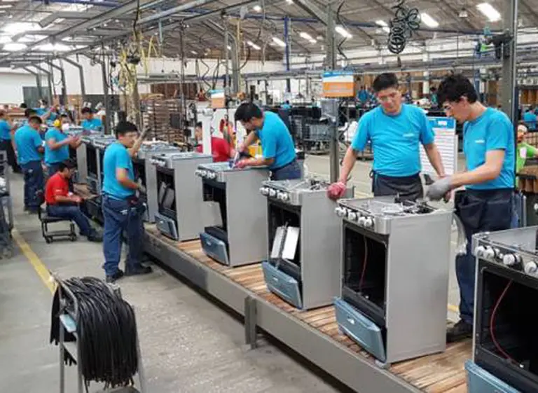 Despidos y suspensiones en dos fábricas de electrodomésticos