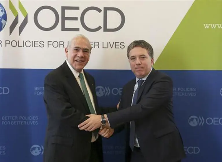 Para la OCDE, la Argentina sufre un "descenso de confianza y fuga de capitales"