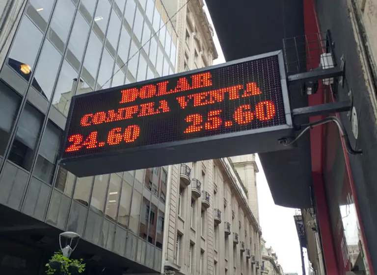 Por qué los bancos suben brecha entre los valores de compra y venta de dólares