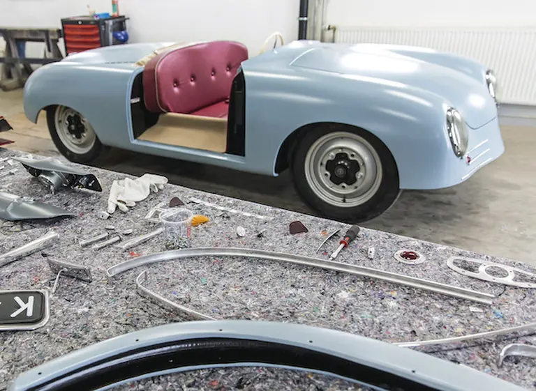 Porsche crea réplica de su primer auto y con él dará la vuelta al mundo