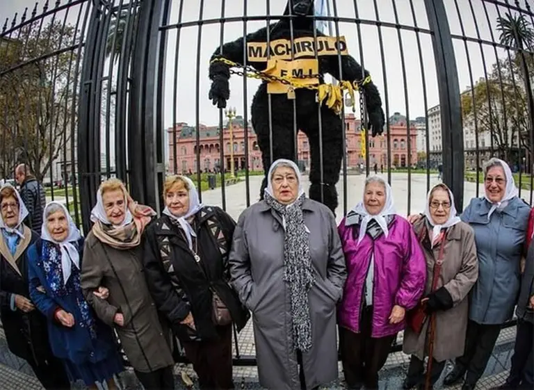 Hebe de Bonafini colgó en Plaza de Mayo un gorila con la leyenda "Machirulo"