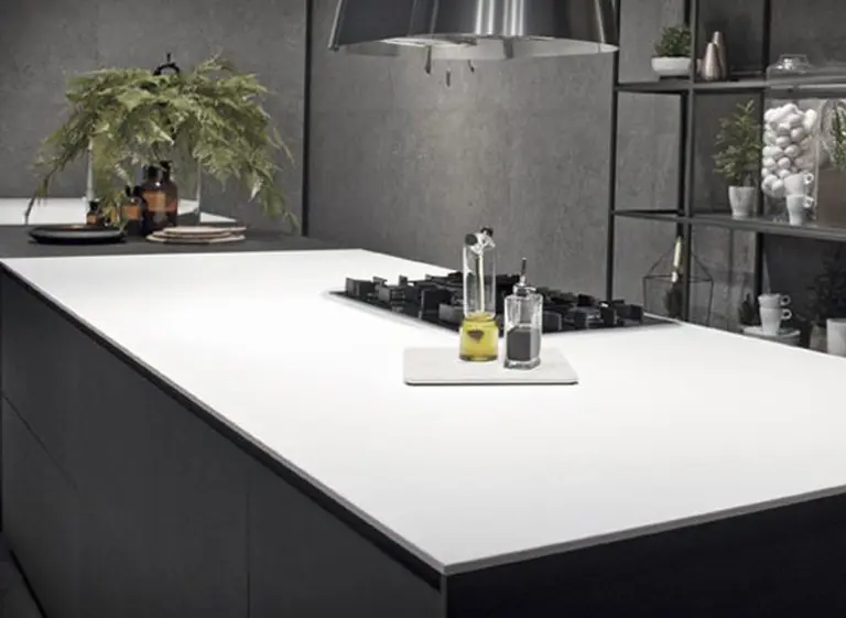 Vanguardia europea en mesadas de cocina al precio de un buen granito