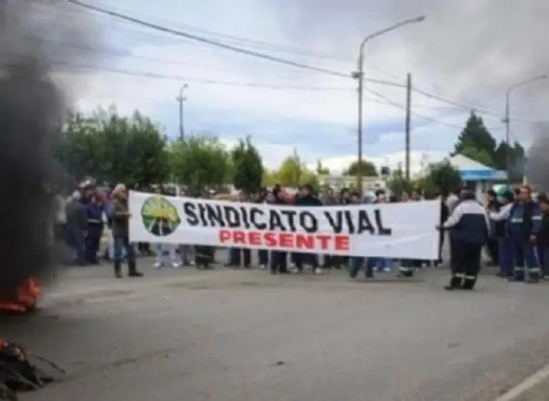 Cortes de rutas y paro por tiempo indeterminado de Vialidad Nacional