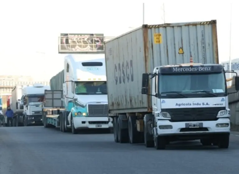 Caos de tránsito por sorpresivos bloqueos de transportistas en Capital: Moyano amenaza con un "paro a la brasileña"
