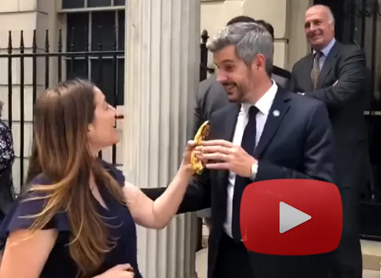 ¿Quién es la militante K que vive en Nueva York y escrachó a Marcos Peña con una banana?