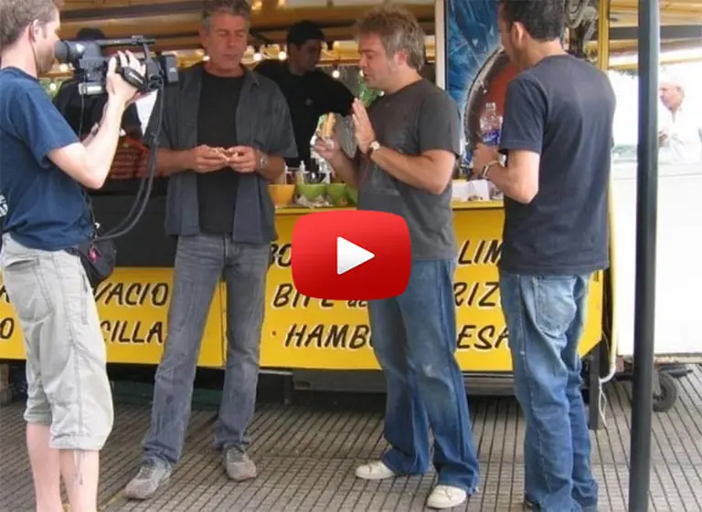 Anthony Bourdain, el dí­a que visitó la Argentina: qué pensaba sobre la carne, el choripán y las empanadas