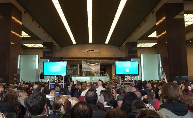 Tomaron el edificio central de la AFIP: cantos contra Mauricio Macri y paro por "paritarias cero"