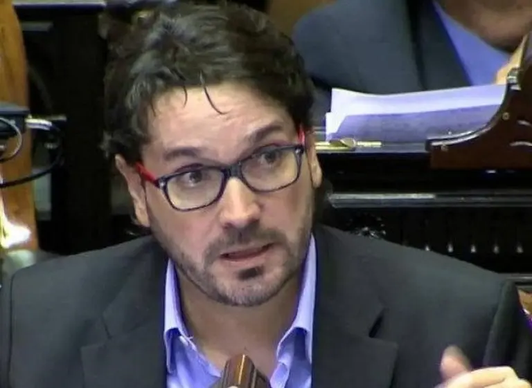 Basado en una encuesta propia, Garretón se definió en contra del aborto legal