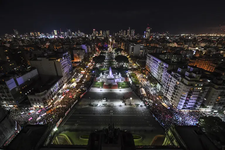 Aborto legal: fotos y videos de las multitudinarias marchas que dividió al Congreso