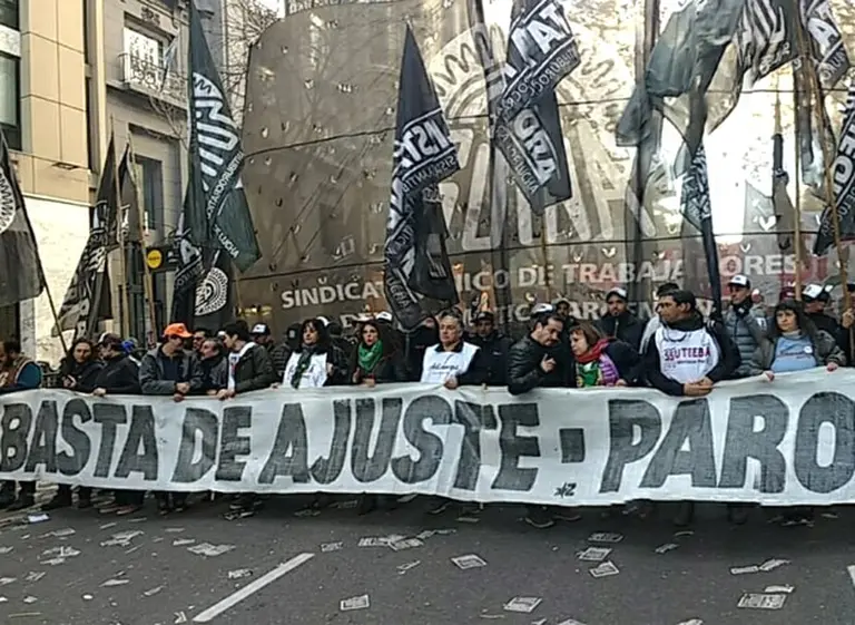 Camioneros y las dos CTA se suman al paro general del 25 de junio y llaman a "un gran reagrupamiento"