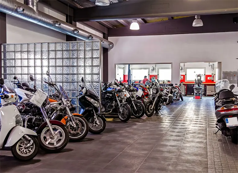 Por la caída de ventas, fábricas de motos y partes suspenden personal