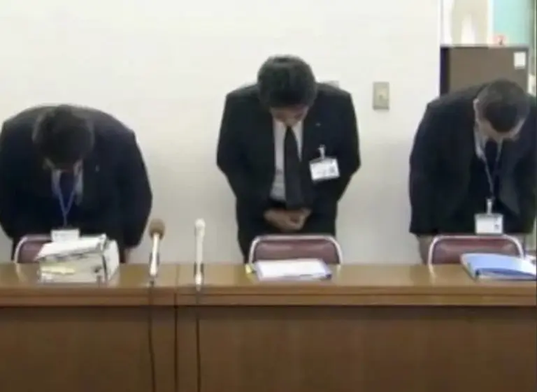 Multan a empleado japonés por irse tres minutos antes de su trabajo