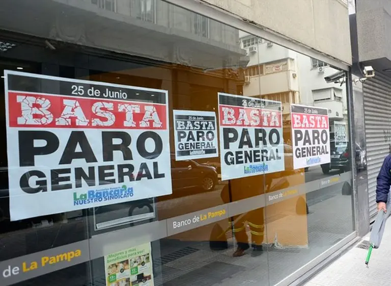 UTA se suma al paro y el martes no habrá colectivos:  la lista de gremios que adhieren
