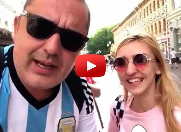 Video repudiable: otro hincha argentino le hace repetir obcenidades a una joven en Rusia
