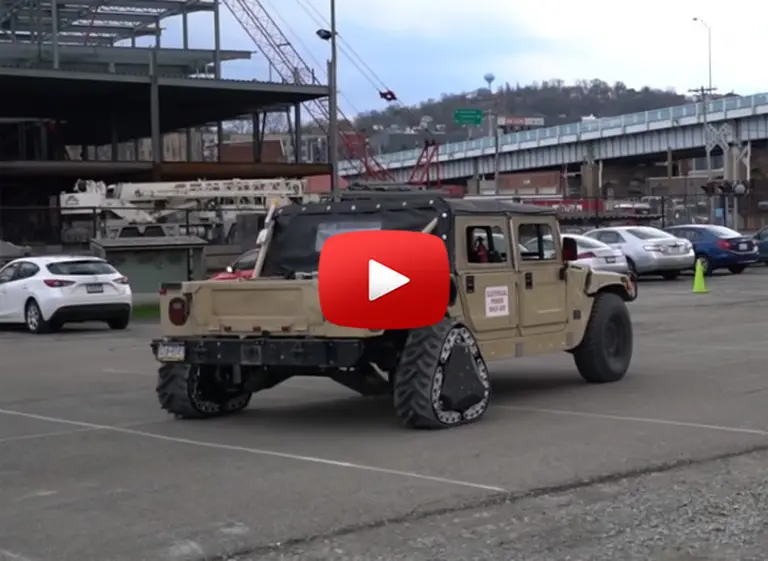 Este es el vehí­culo militar con ruedas que se convierten en triangulares en plena marcha