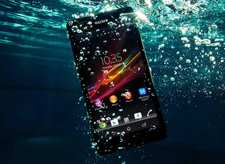 Compró un celular sumergible, pero se rompió al mojarlo: ahora deberán indemnizarlo