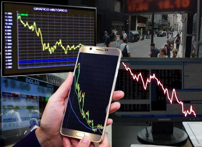 Se acelera "fuga" al dólar y caen los bonos : cómo ven a la Argentina el mercado e inversores de Wall Street