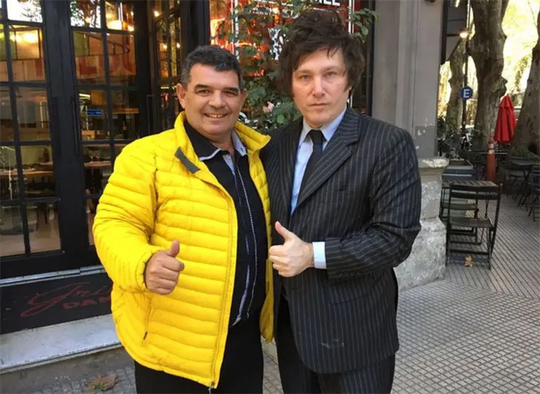 Milei explotó de nuevo en Salta: maltrató a una moza por un bife de chorizo