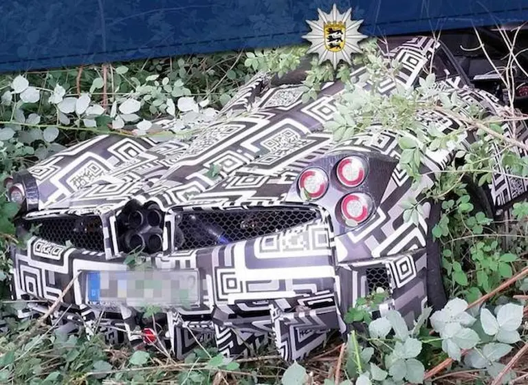 Un piloto de prueba chocó el prototipo del nuevo deportivo que lanzará Pagani