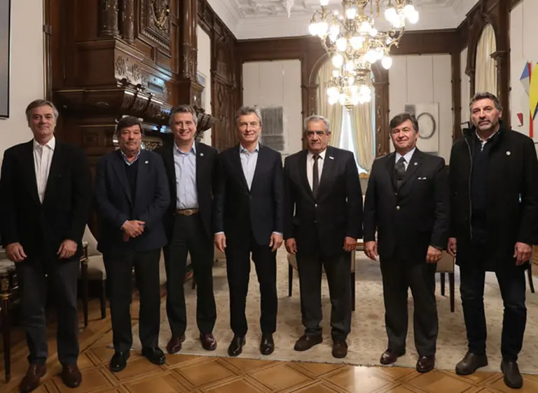 Macri se reunió con el campo y prometió: "Las retenciones no se tocan"