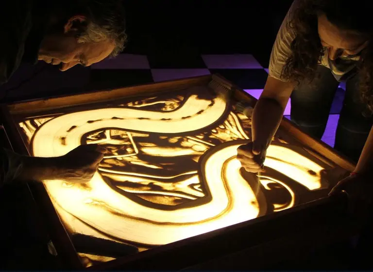 Arte con arena: la nueva estrategia para capacitar sobre adaptación al cambio en las empresas