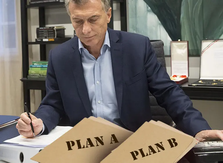 Marcos Peña y Nicolás Dujovne siguen firmes, pero Mauricio Macri eliminará varios ministerios