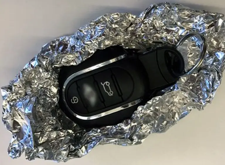 ¿Por qué recomiendan envolver las llaves del auto en papel de aluminio?
