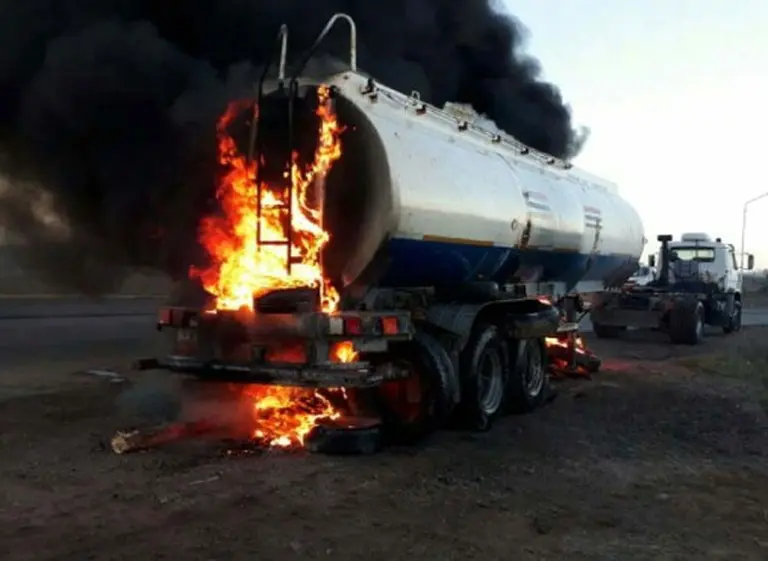 Tensión gremial en Rí­o Negro: incendian camión en protesta por despidos