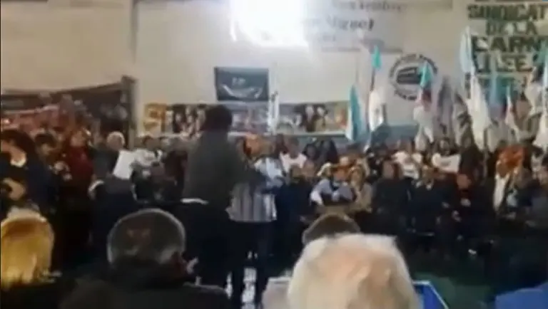 Video: dos peronistas a las piñas en la reunión bajo el lema "hay 2019"