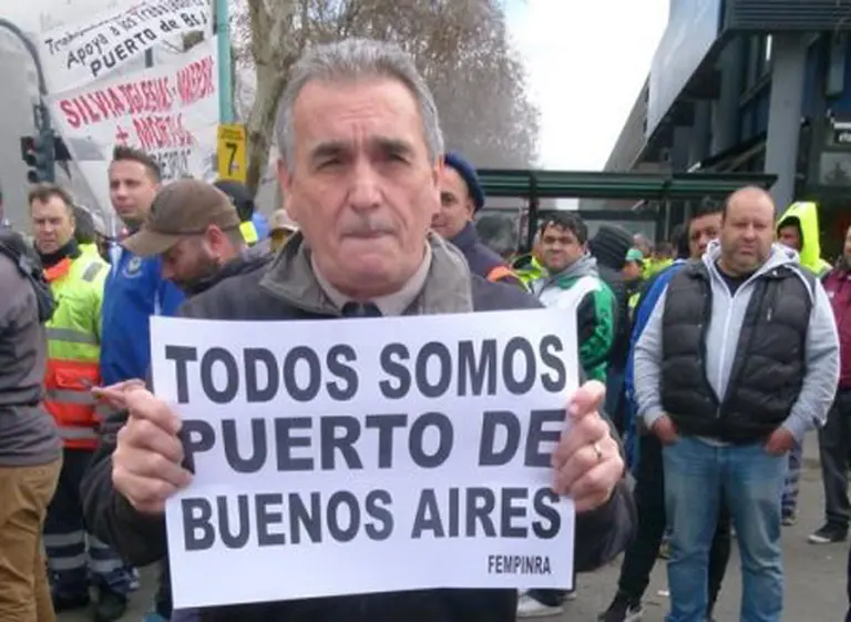 Portuarios acampan contra despidos en Terminales Rí­o de la Plata