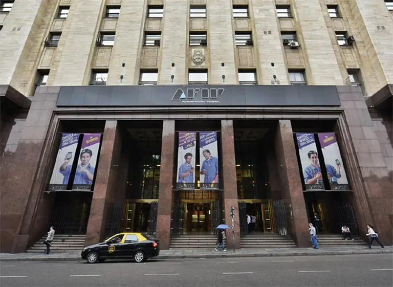 A pesar de la caída del consumo, sube la recaudación tributaria por las retenciones y las tarifas