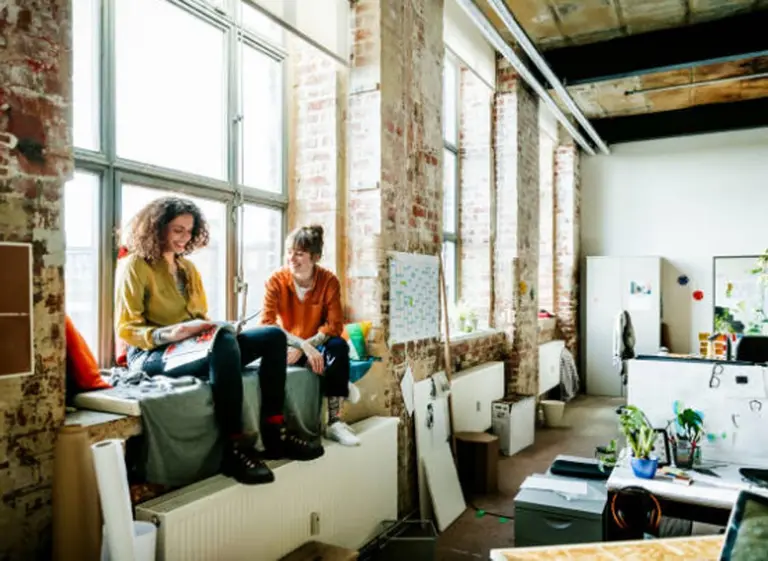 Cariño remunerado: la emprendedora que gana u$s60.000 solo por dar abrazos