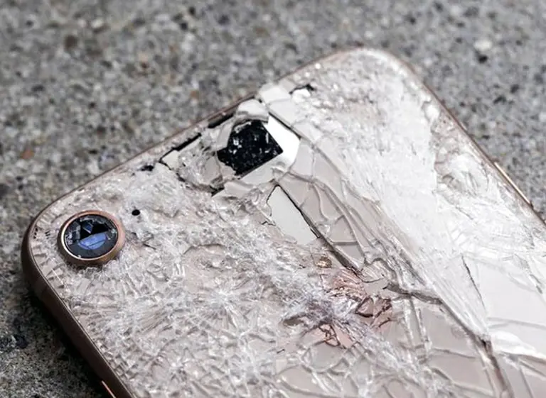 ¿Por qué los teléfonos móviles se rayan con tanta facilidad?